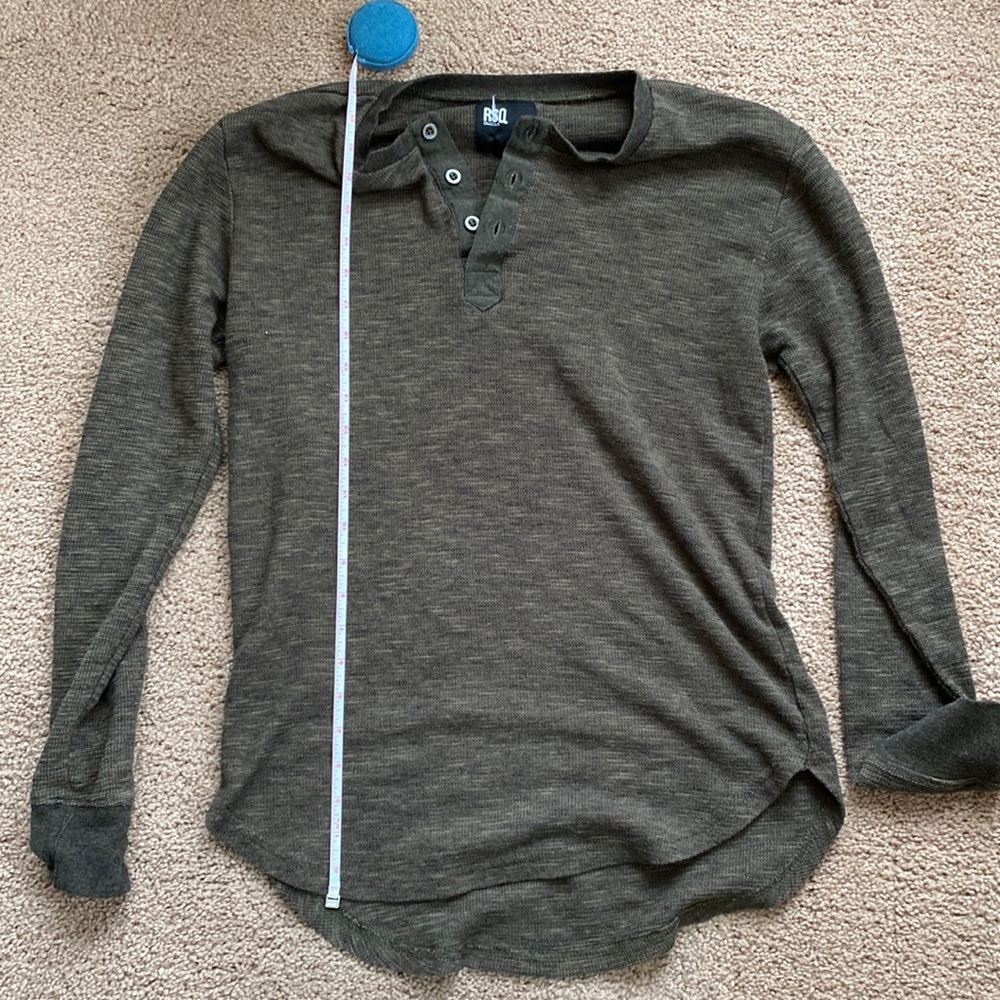 Grey/green long sleeve men’s shirt with 3 button ups.